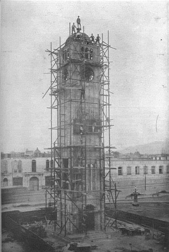 Construction of the clock tower in the University Park – Parque Universitario (Lima, 1921)