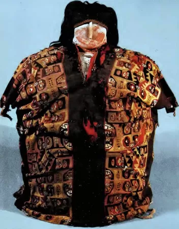 Huari (Wari) Culture - Tapestry Tunic (800-1000 A.D.), 105 x 105 cm, South Coast of Peru (Regional Museum of Ica) Huari (Wari) Culture - Tapestry Tunic (800-1000 A.D.), 105 x 105 cm, South Coast of Peru (Regional Museum of Ica)