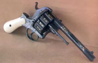 Museo de Oro y Armas del Mundo - 12 cartridges revolver Museo de Oro y Armas del Mundo - 12 cartridges revolver
