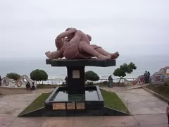 &quot;The Kiss&quot; Love Park Miraflores