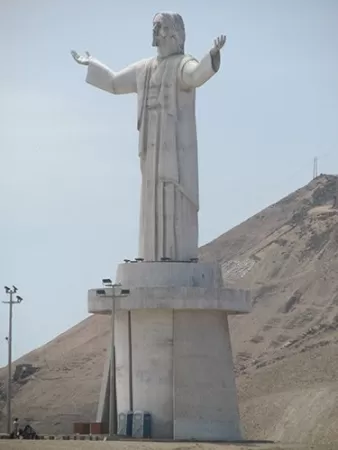 Peru Hop - Cristo del Pacifico in Chorrillos