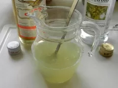 First step of the preparation of Chilcano is to mix the Pisco, lime juice and sugar syrup.