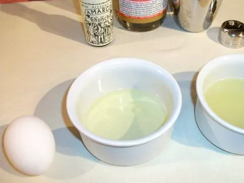 Pisco Sour: Separate the egg Pisco Sour: Separate the egg