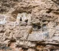 Less sophisticated sarcophagi , mostly in natural or carved niches in the mountains that were closed with mud and adorned with head-like decorations can be found all over the area where the civilization once lived