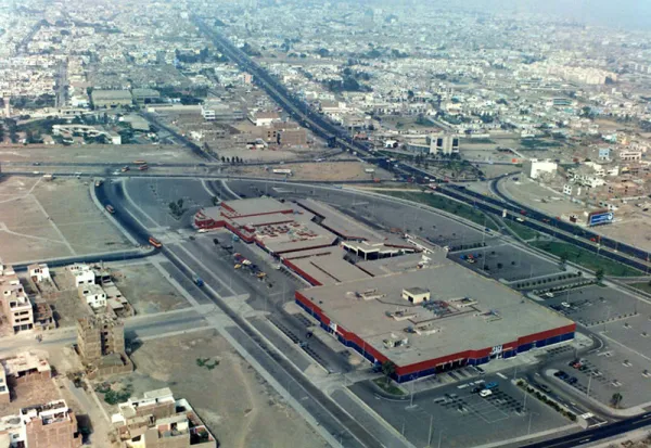 Plaza San Miguel, Lima in the 1990s